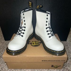 New Dr. Martens 1460 Women’s Smooth Leather Lace Up Boots